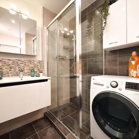 Modern Karpatska - Near Center